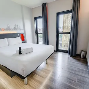 Easyhotel Barcelona Fira ** הוספיטלט דה יוברגאט